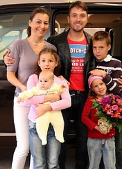 Ákos négy gyermekével és feleségével