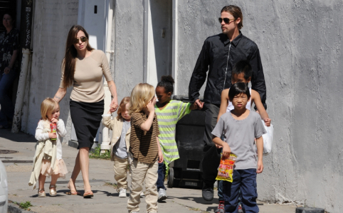 Jolie vallott a gyerekeinek az adoptálásról
