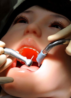 Roboton gyakorolnak a fogorvosok
