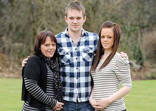 Balról jobbra: Kelly John (Tia anyja), Shem Davies (a büszke nagypapa), Tia John