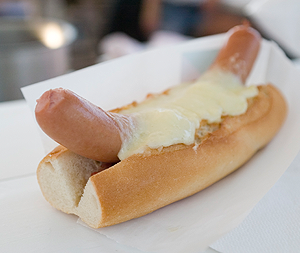 Baldaszti's delikatesz és bisztró hot dogja