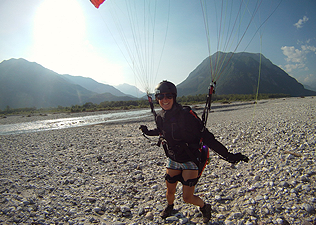 Szandra akrobatikus siklóernyőzéssel foglalkozik