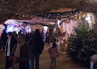 Karácsonyi vásár barlangban és vidámparkban