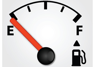 Benzinár-emelés: autóstoppal kénytelen járni a kétgyermekes anyuka