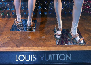 Zoknival és szandállal büntet a Louis Vuitton