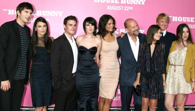 Balról jobbra: Ashton Kutcher és Demi Moore, Rummer Willis és egykori párja, Emma Heming és Bruce Willis,allulah Willis és Scout Willis  