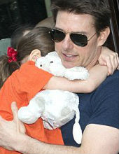 32 nap után megölelhette lányát Tom Cruise - fotók