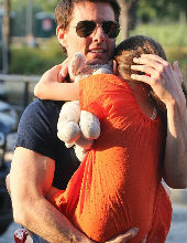 32 nap után megölelhette lányát Tom Cruise - fotók