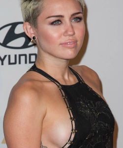 Így villantott Miley Cyrus - fotó