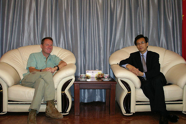Frei Tamás a Kínai nagykövettel Libériában - Monróviában