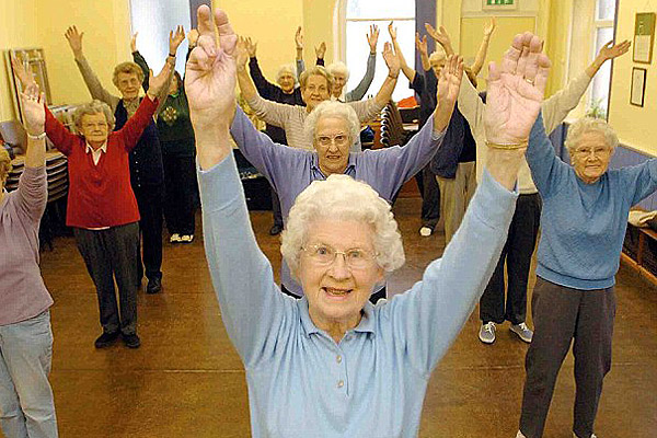 Fitneszedzéseket tart a 93 éves dédi