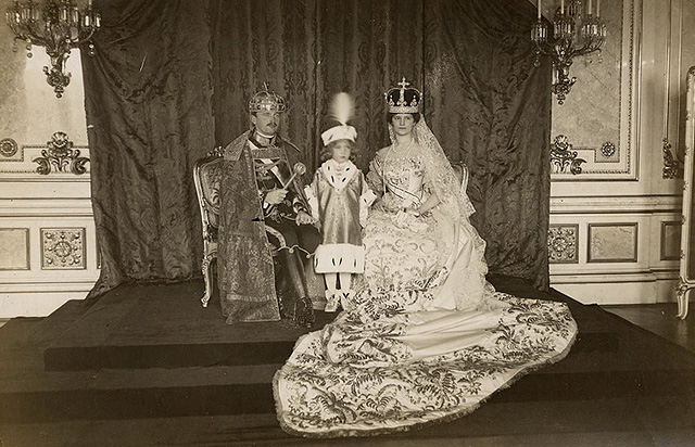 IV. Károly és Zita királyné, középen Ottó herceggel