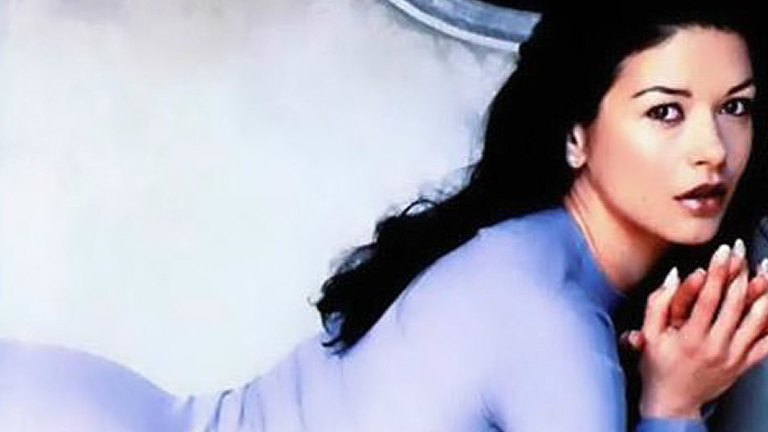 Catherine Zeta-Jones nem egyedül hentereg a kanapén - Nők Lapja Café