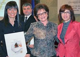 A Budapest Bank képviselői a Nők Lapja főszerkesztőjével, Molnár Gabriellával