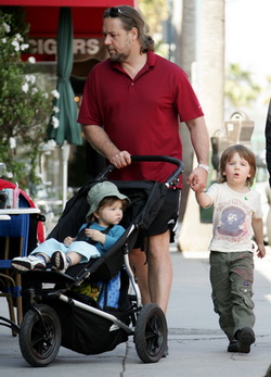 Russell Crowe gyermekeivel