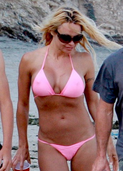 Pamela Anderson újra Baywatch-bikinibe bújik?