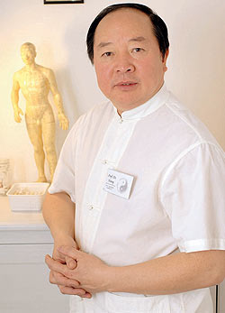Dr. Wang Wei Di akupunktúrás orvos és csontkovács