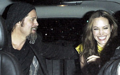 Angelina és Brad nevetéssel cáfolnak