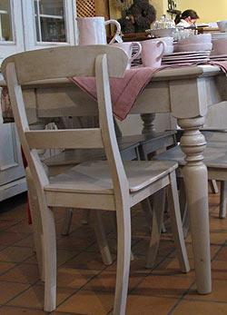 Antik szürke asztal  97.500 Ft és keményfa szék 46.800 Ft/db