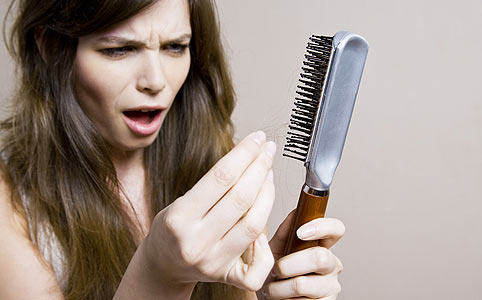 Hajhullás, kopaszodás, korpa - Vajon mi áll a hajbetegségek hátterében?