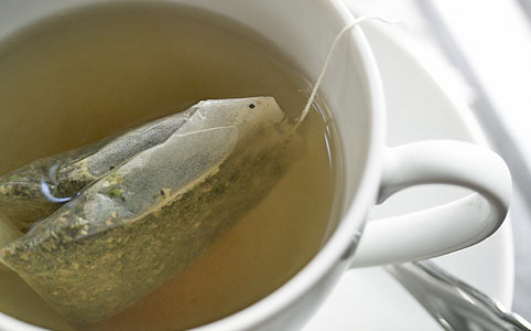 A zöld tea túlzott fogyasztása mérgező lehet a májra, ezért nem szabad túlzásba vinni a fogyasztását.