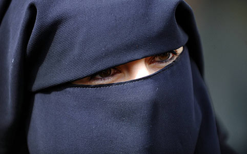 Büntetnék a testüket fedő muszlim nőket - burkatilalom Franciaországban 