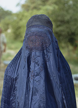Büntetnék a testüket fedő muszlim nőket - burkatilalom Franciaországban 