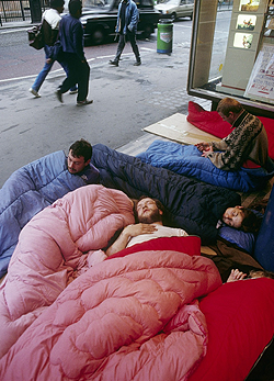 Hajléktalanok fekszenek London utcáin