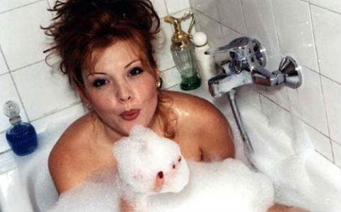 Liptai Claudia a fürdőkádban-fotó