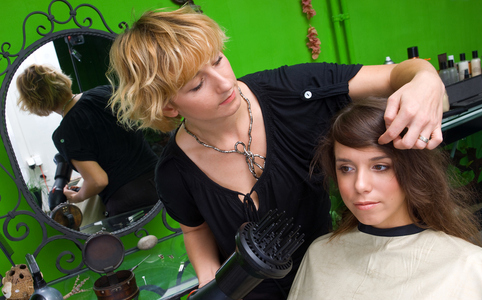 Egy évbe és 9 millió forintba kerül a nők frizurája 