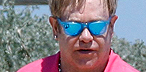 Elton John futárral hozatja az anyatejet