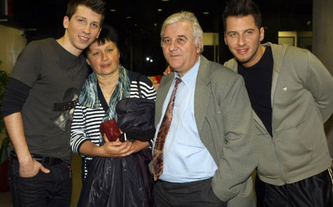 Vastag Tamás és Csaba, szüleikkel