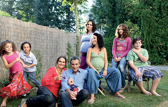 Együtt a család (balról jobbra): Hanna unokája, Lujza lánya, Dettai Mária, a felesége, András ölében Lukács (legkisebb gyermeke), Bori lánya várandósan, Juli lánya szintén babát vár, Kata lánya és Brú