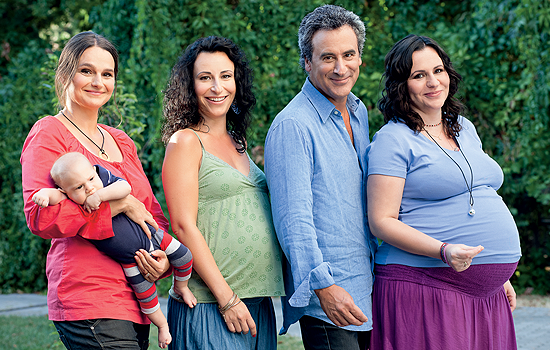 András feleségével, kisfiukkal és nagylányaival, akik éppen babát várnak