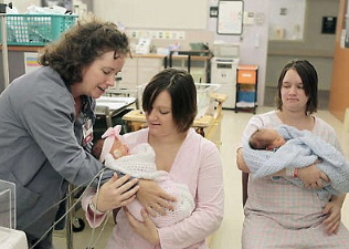 Az ikerpár és babáik a kórházban
