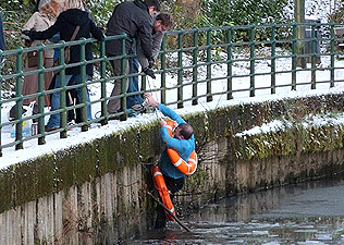 A férfi azért ugrott a jeges vízbe, hogy megpróbáljon kimenteni egy folyóba esett kutyát