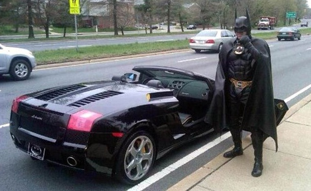 A szuperhős Batmobilon
