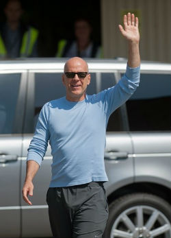 Megérkezett Bruce Willis Budapestre - fotó