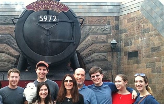 Zuckerbergék a Harry Potter élményparkban forrás: Facebook