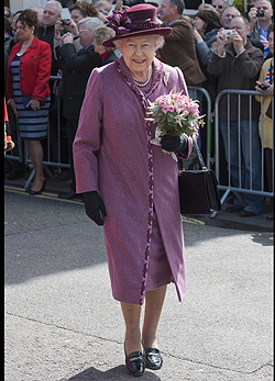 Kitaposott cipőket hord az angol királynő