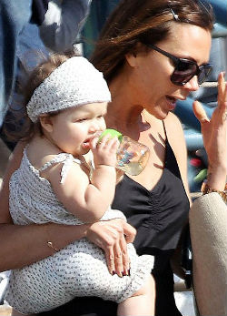 Victoria Beckham strandolni vitte lányát - fotó
