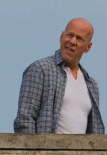 Magyar luxusprostik vadásznak Bruce Willisre