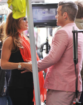 Így simogatja terhes neje pocakját Robbie Williams - fotók