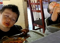 Spagettievés közben alszanak el a cuki ikrek - videó