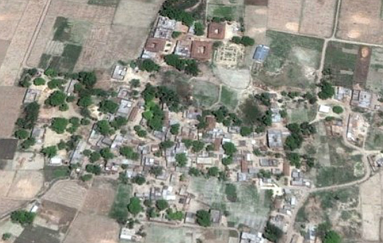 Az indiai falu felülnézetből. Google térképen