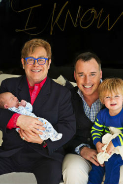 Az első fotó Elton John második gyermekéről