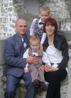 Bea férjével és fiaival