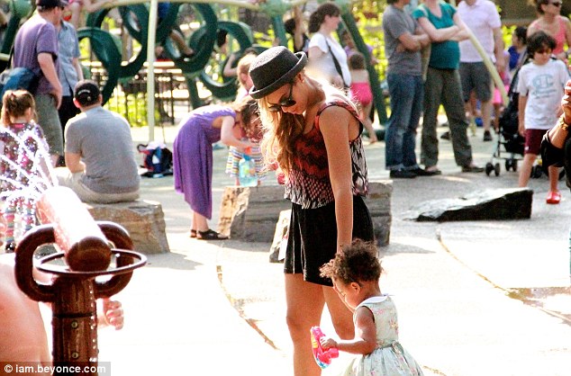 Napi cuki: Beyoncé és a lánya a játszótéren