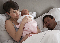 44 nap alvásidőt veszítenek a kisbabás szülők