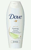 Dove Bőrfeszesítő tusfürdő, a benne található algakivonatnak köszönhetően segíti a bőrszövetek természetes víztelenítését